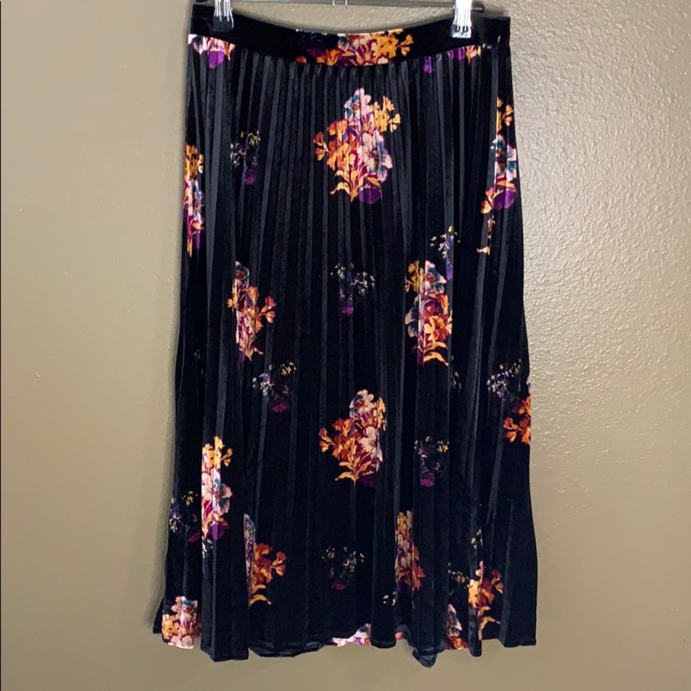 S Black and floral velvet pleated midi skirt